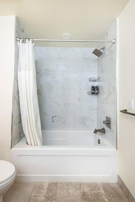 Luxurious Penthouse In Beverly Hills - Sleeps 10 Los Angeles Exterior photo